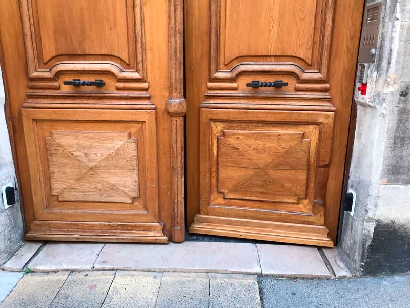 Vieille porte restaurée à l'identique